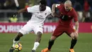 Aksi pemain AC Milan, Franck Kessie (kiri) berusaha keluar dari adangan pemain AS Roma, Radja Nainggolan pada lanjutan Serie A di Rome Olympic stadium, (25/2/2018). AC Milan menang 2-0. (AP/Alessandra Tarantino)