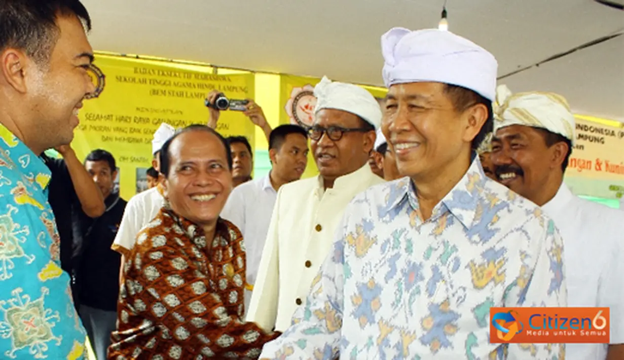 Citizen6, Lampung: Gubernur Provinsi Bali Made Mangku Pastika menghadiri acara peringatan Hari Raya Galungan di Pura Way Lunik,Bandar Lampung, Sabtu(11/02). (Pengirim: Agus Setiawan)