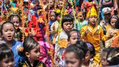 Murid-murid TK Sekolah Alternatif untuk Anak Jalanan (SAAJA) berpawai mengenakan pakaian adat di kawasan Kuningan, Jakarta, Selasa (21/4/2015). Kegiatan diikuti 70 an anak kurang mampu dalam rangka peringatan Hari Kartini. (Liputan6.com/Faizal Fanani)