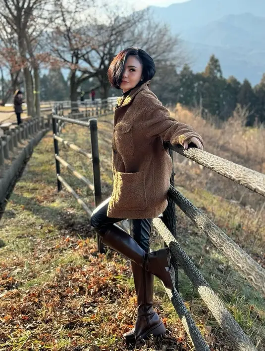 Menikmati liburan musim dingin di Negeri Sakura bersama keluarga, Yuni Shara terlihat menawan dan stylish dengan baju hangat yang dikenakannya.  [@yunishara36]