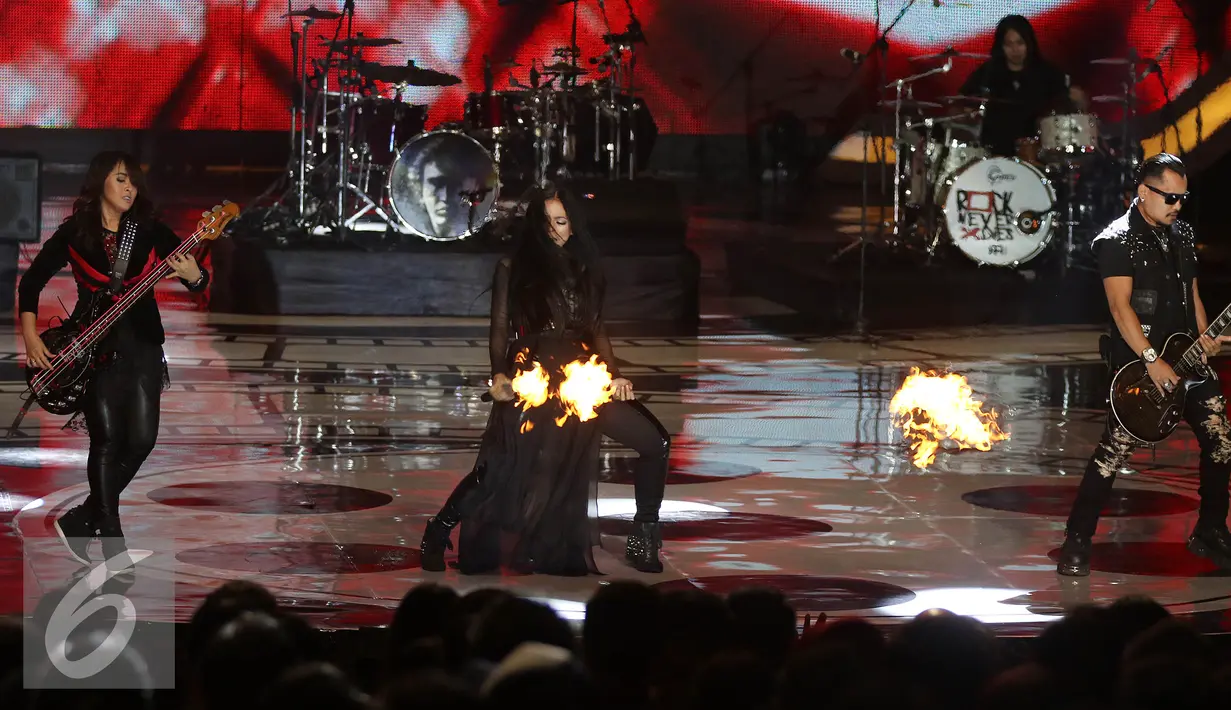 Band Kotak tampil di Malam anugerah Festival Film Bandung 2015 (FFB), Bandung, Sabtu (12/9/2015). (Liputan6.com/Herman Zakharia)