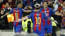 Striker Barcelona, Neymar Jr, bersama Luis Suarez merayakan gol yang dicetak Lionel Messi ke gawang  Manchester City pada laga Liga Champions di Stadion Camp Nou, Barcelona, Minggu, (19/10/2016). (AFP/Pau Barrena)