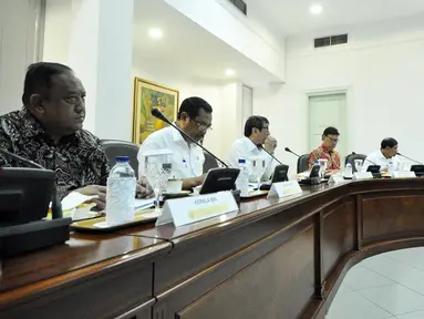 Wakil Presiden Jusuf Kalla memimpin rapat terbatas tanpa kehadiran Presiden Joko Widodo di Kantor Presiden, Komplek Istana Kepresidenan, Jakarta, Rabu (18/3/2015). Rapat tersebut membahas politik hukum dan HAM. (Liputan6.com/Faizal Fanani)