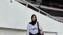 Boyish look untuk nonton konser memang selalu menarik. Bisa tiru gaya Munira Agile yang memadukan oversized jerseynya dengan baggy pants dan plaid shirt yang diikat di pinggang.[@miraagile].