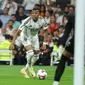 Pemain depan Real Madrid asal Prancis, Kylian Mbappe, menantang kiper Real Betis asal Portugal, Rui Silva, selama pertandingan sepak bola liga Spanyol antara Real Madrid CF dan Real Betis di stadion Santiago Bernabeu, Madrid, pada 1 September 2024.Thomas COEX / AFP