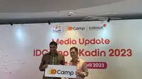 Presdir dan CEO Indosat Ooredoo Hutchison Vikram Sinha bersama dengan Ketum KADIN Arsjad Rasjid mengumumkan tentang IDCamp X Kadin 2023. (Liputan6.com/ Agustin Setyo W).