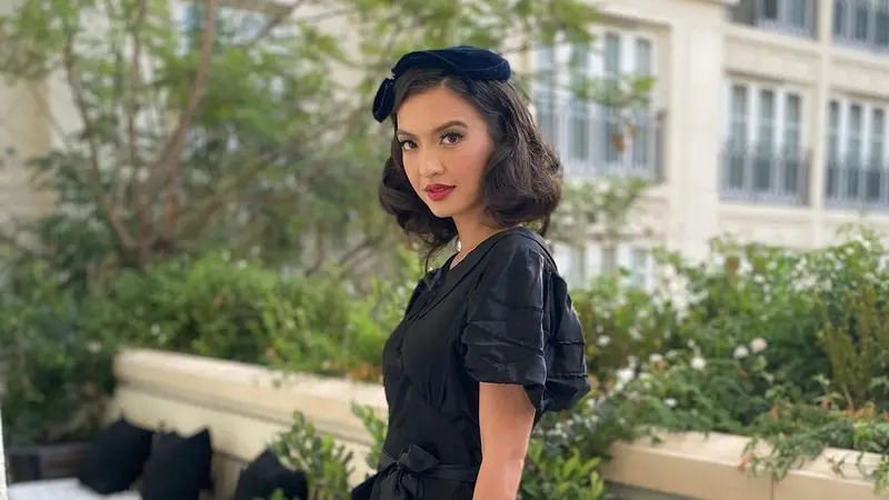 6 Gaya Raline Shah dengan Gaya Vintage Ini Menawan