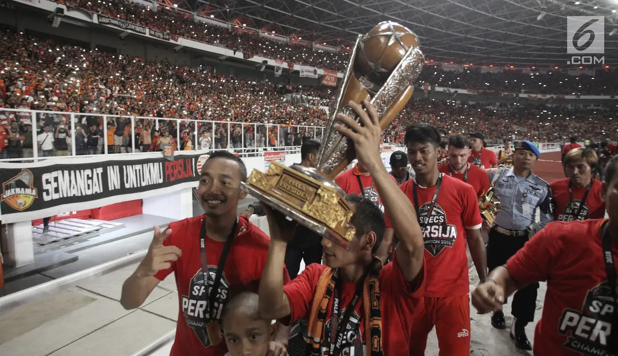 Pemain Persija Jakarta mengangkat Piala Presiden 2018 dihadapan penonton dan suporter usai laga final melawan Bali United di Stadion Utama GBK, Senayan, Jakarta, Sabtu (17/2). Persija menang 3-0 atas Bali United. (Liputan6.com/Arya Manggala)