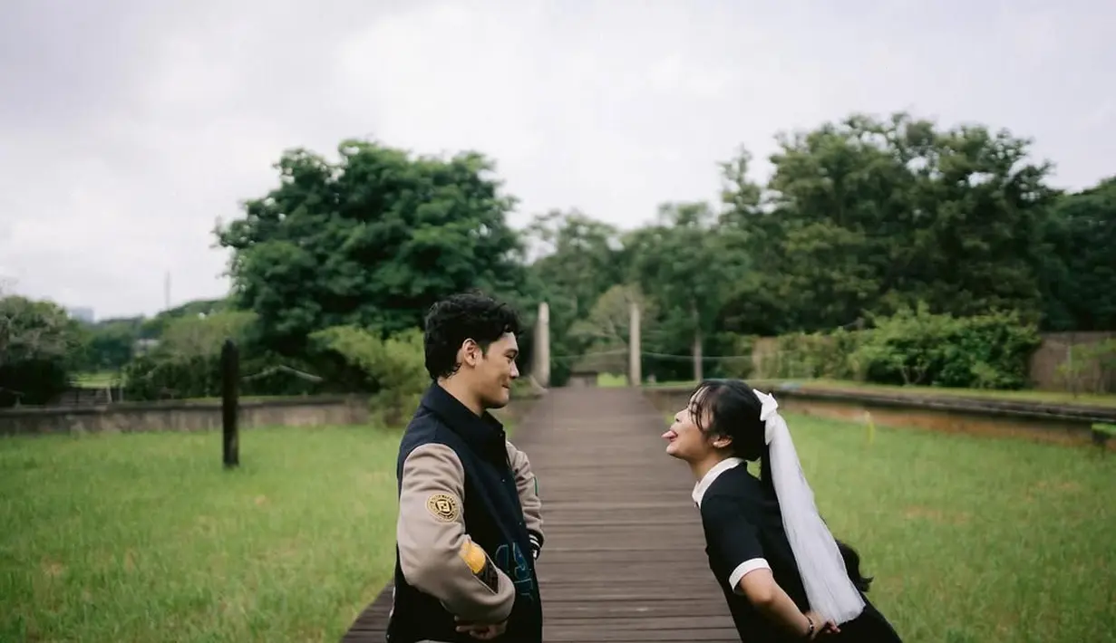 Gaya dan ekspresi keduanya juga turut membangun suasana yang begitu menjanjikan.  [Foto: Instagram/ Gregoria Mariska]dddd