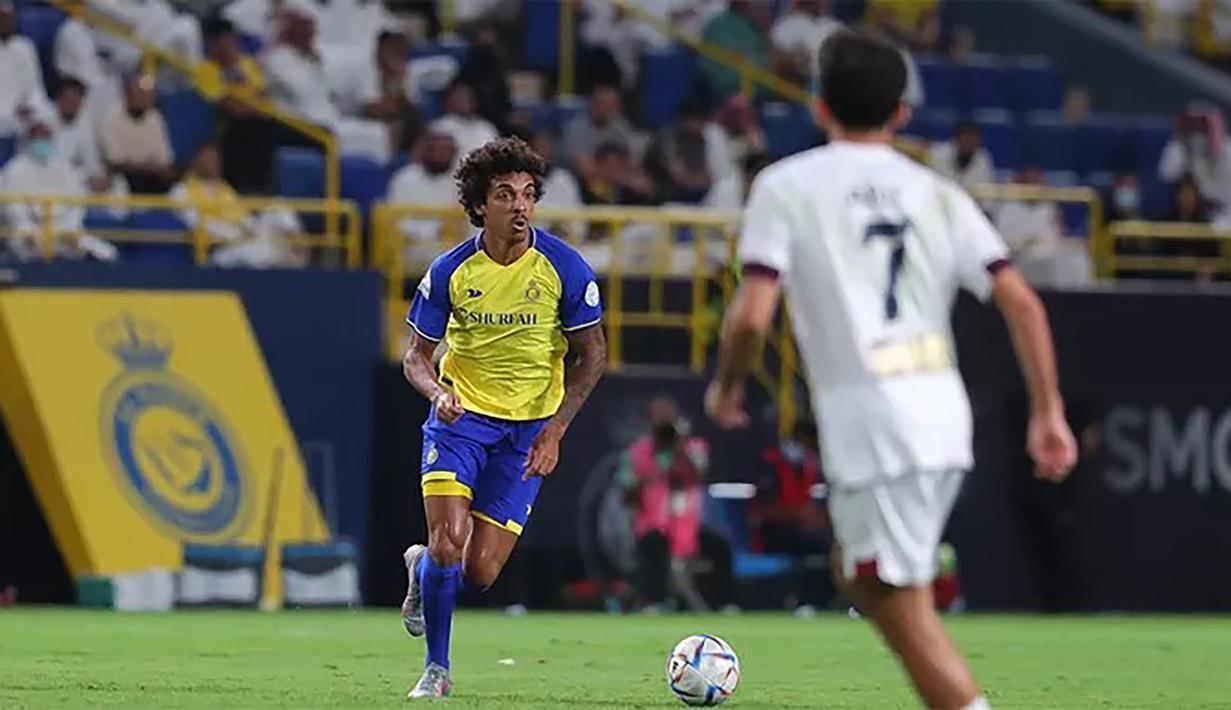 Luiz Gustavo. Gelandang bertahan Brasil berusia 35 tahun ini baru saja bergabung dengan Al-Nassr FC pada awal musim 2022/2023 setelah meninggalkan Fenerbahce dengan status bebas transfer. Bersama Al-Nassr FC musim ini ia telah tampil dalam 8 laga dengan torehan 4 gol dan 2 assist. (twitter.com/Al-NassrFC)