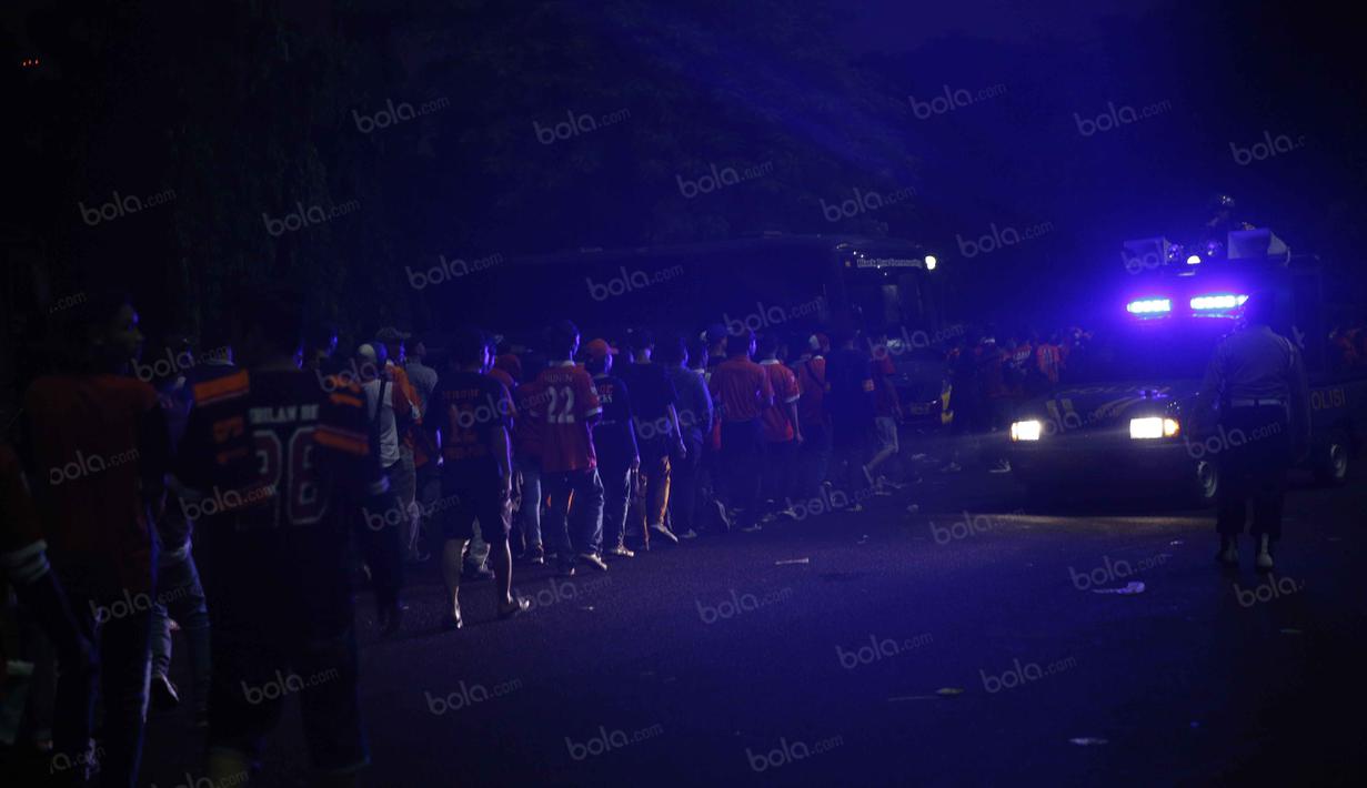 The Jakmania berbaris saat dikawal pihak keamanan usai laga Trofeo Persija di Stadion Utama Gelora Bung Karno, Jakarta, Sabtu (9/4/2016). (Bola.com/Nicklas Hanoatubun)