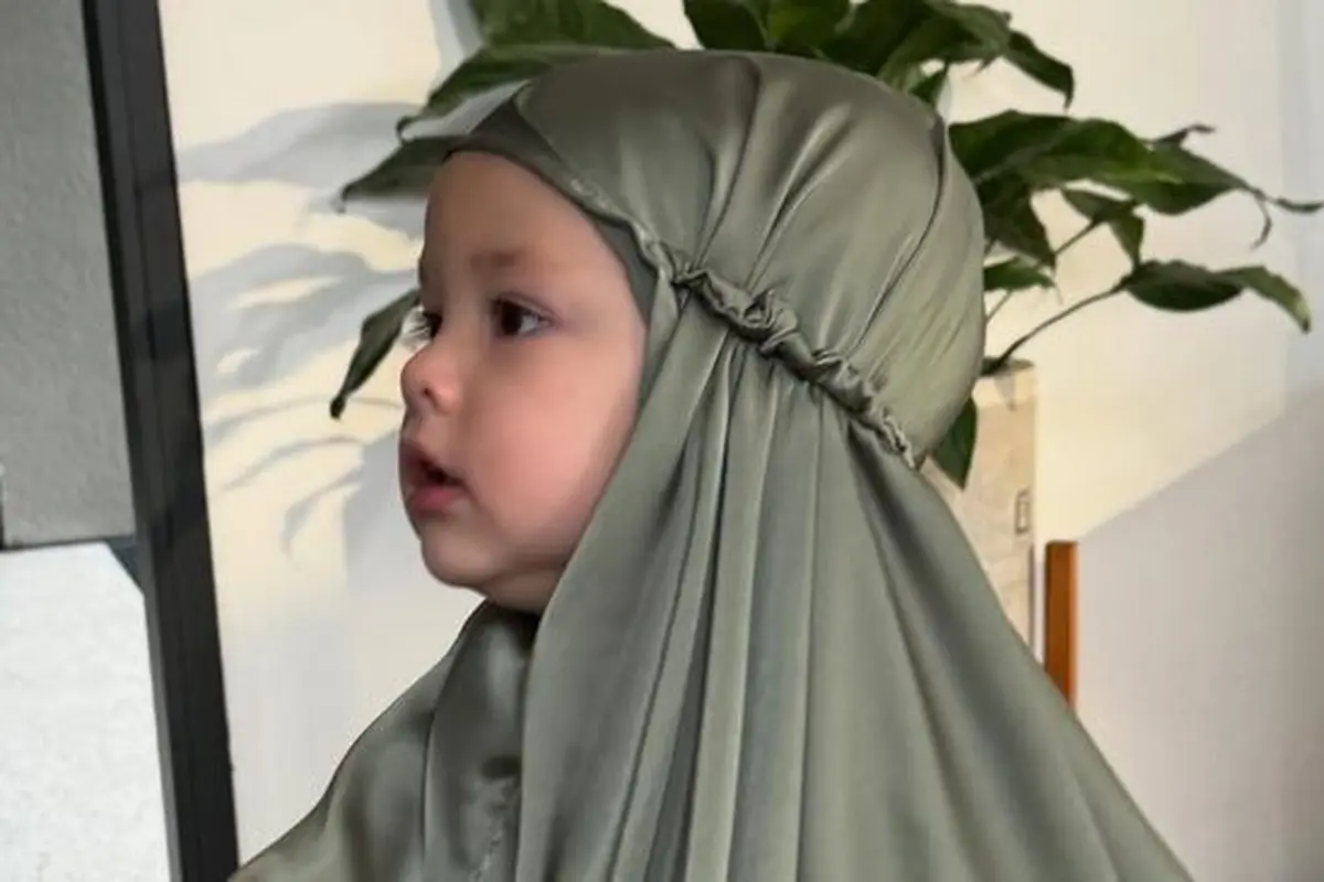 Potret Kamari saat Pakai Hijab Ini Bikin Netizen Gemas (credit: instagram/jennifercoppenreal20)
