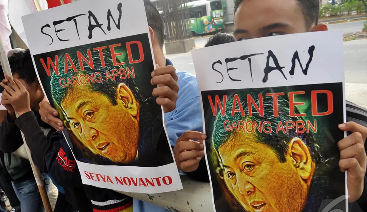 Para pengunjuk rasa membawa poster Ketua DPR yang baru Setya Novanto, Jakarta, Selasa (7/10/2014) (Liputan6.com/Miftahul Hayat)