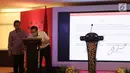 Kepala BNPT Suhardi Alius menyaksikan Menkumham Yasonna Laoly saat menandatangani kerja sama di gedung Kemenkumham, Jakarta, Kamis (31/5). Kerja sama tersebut terkait dengan penanggulangan tindak pidana terorisme. (Liputan6.com/Herman Zakharia)