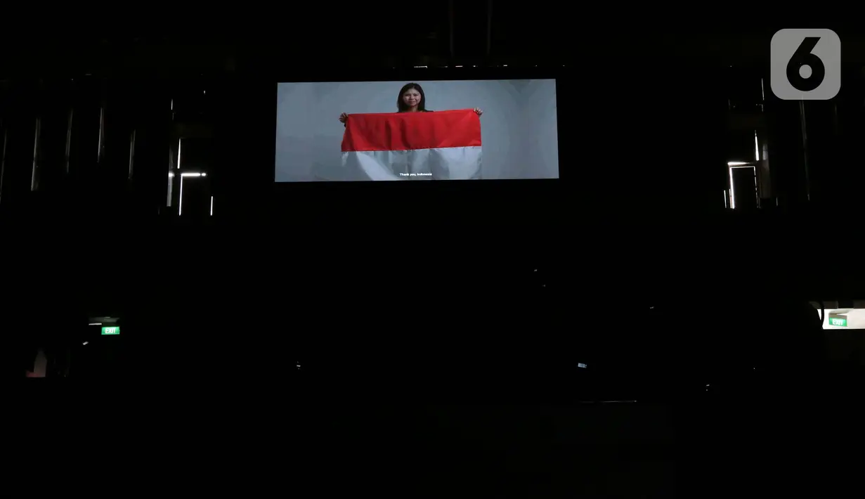 Layar monitor menampilkan foto pebulu tangkis ganda putri, Greysia Polii sesaat sebelum mengumumkan pengunduran dirinya secara resmi sebagai atlet professional di Istora Senayan Jakarta, Minggu (12/6/2022). Bersama Apriyani Rahayu, Greysia Polii mencetak sejarah dengan meraih emas di Olimpiade Tokyo 2020. (Liputan6.com/Helmi Fithriansyah)
