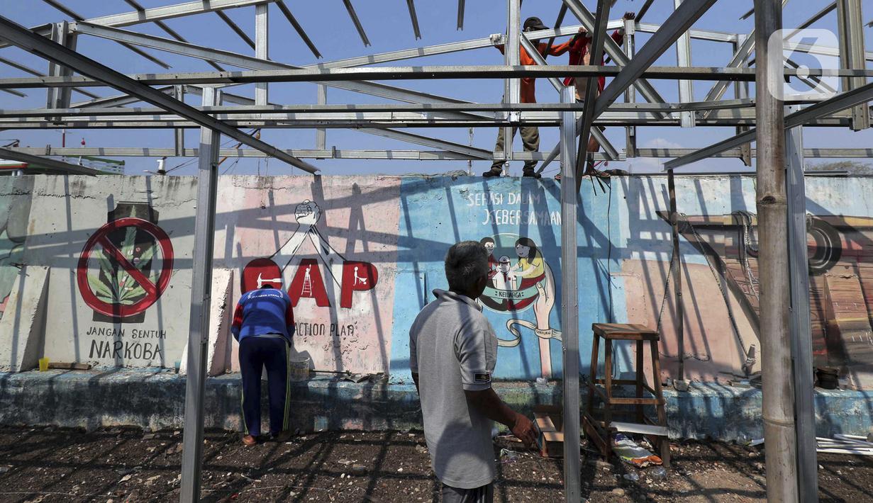 Warga beraktivitas di kawasan Kampung Aquarium saat PSBB, Penjaringan, Jakarta Utara, Kamis (17/9/2020). Konsep hunian di Kampung Aquarium rencananya sesuai dengan Peraturan Gubernur DKI Nomor 27 Tahun 2009 tentang Pembangunan Rumah Susun Sederhana. (Liputan6.com/Johan Tallo)