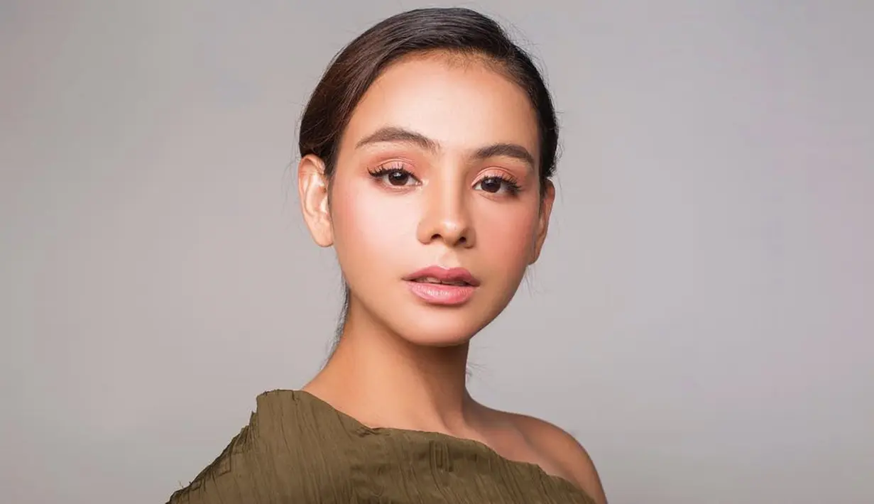 Sahila Hisyam adalah salah satu artis yang sangat fashionable. Untuk menunjang penampilan fashionable-nya, ia sering mengubah gaya rambutnya. Salah satu gaya rambut memesona Sahila adalah rambut ala tahun 80-an, membuatnya semakin terlihat manis.(Liputan6.com/IG/@sahilahisyam)