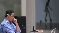 Gaya unik Mendikbud Anies Baswedan saat mendengarkan pertanyaan para guru di Aula Ki Hajar Dewantara, Kantor Kemendikbud, Senayan, Jakarta. Foto diambil pada Senin (1/12/2014). (Liputan6.com/Herman Zakharia)