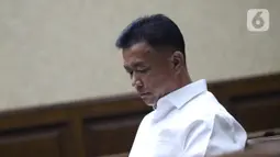 Terdakwa perantara suap mantan Bupati Kep Talaud Sri Wahyumi Maria Manalip terkait revitalisasi dua pasar TA 2019, Benhur Lalenoh jelang sidang putusan di Pengadilan Tipikor Jakarta, Senin (9/12/2019). Benhur dihukum empat tahun penjara dan denda Rp 200 juta. (Liputan6.com/Helmi Fithriansyah)