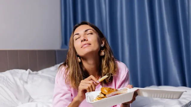 2. Hindari Makan atau Minum Menjelang Tidur [Dok/freepik.com]