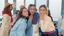 Felly dan Anisa Rahma mengenakan baju dari brand swheart. Bak ABG, Sarwendah, Anisa Rahma, dan Felly Young berpose flying kiss. Meski hanya melihat dari foto dan video, namun kebersamaan tiga mantan personel Cherrybelle ini dapat dirasakan kehangatannya. Memulai karier ketika usia remaja yakni 20 tahun, tak terasa kini ketiganya sudah menginjak usia 30 tahun dan jadi ibu. (Liputan6.com/IG/@anisarahma_12)
