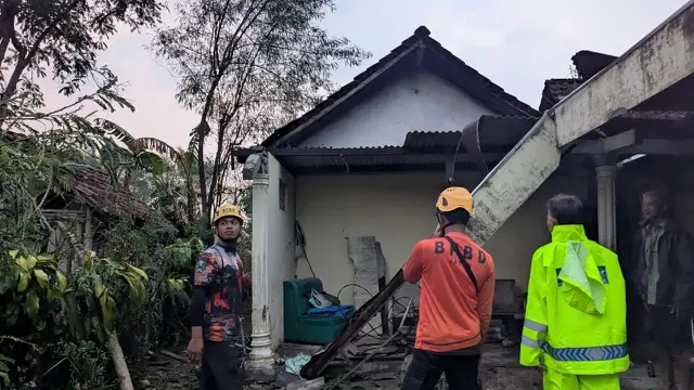 Puting Beliung Terjang Magetan, Belasan Rumah dan Puskesmas.