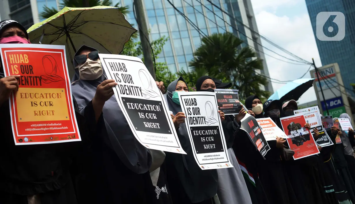 Aksi damai untuk mendukung muslimah India di depan Kedutaan Besar India, Jakarta, Selasa (22/2/2022). Aksi ini merupakan dukungan dan pembelaan kepada pelajar dan mahasiswa muslim di India terkait pelarangan menggunakan hijab dan persekusi. (merdeka.com/Imam Buhori)