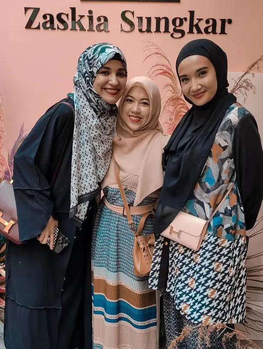 Santi juga tampak dekat dengan anak-anak sambungnya. Berikut momen kedekatan mereka Santi dengan anak sambungnya. Santi lebih muda dari dua anak sambungnya. [Instagram/santiasokamala]