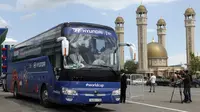 Para pemain Mesir langsung naik bus saat tiba di Bandara Grozny, Chechnya, Minggu (10/6/2018). Pada Piala Dunia 2018, Mesir tergabung di Grup A bersama Rusia, Uruguay dan Arab Saudi. (AP/Musa Sadulayev)