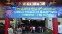Buka puasa bersama di Vihara  Dhanagun, Bogor. (Liputan6.com/Achman Sudarno)