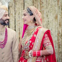 Kabar bahagia datang dari Sonam Kapoor. Lantaran artis cantik kelahiran 9 Juni 1985 ini resmi menikah dengan sang kekasih, Anand Ahuja. (Foto: ndtv.com)