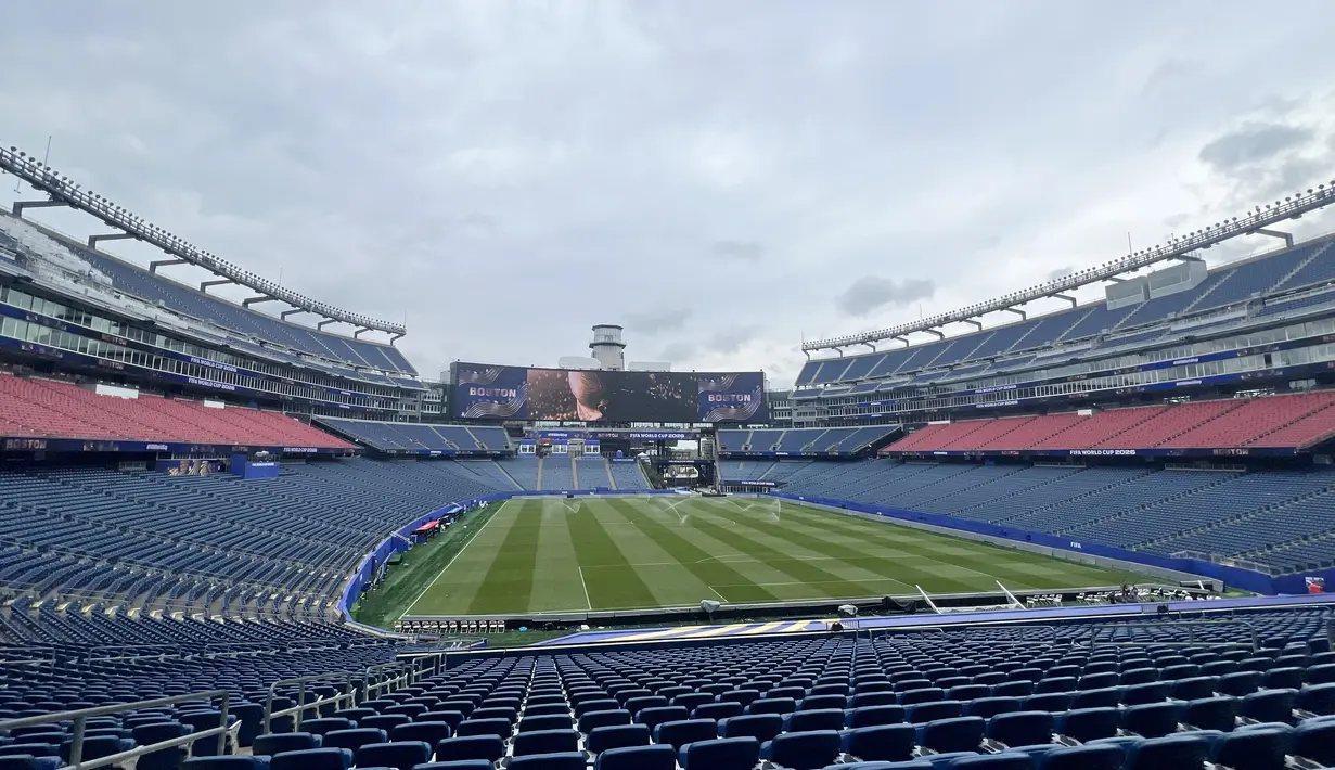 Pemandangan tribun dan lapangan Gillette Stadium di Foxborough, Boston, AS, menjelang pertandingan fase grup Piala Dunia 2026, Kamis (18/6/2026). Stadion berkapasitas lebih dari 65 ribu penonton ini menjadi salah satu venue penyelenggara Piala Dunia 2026 dengan fasilitas modern, hamparan rumput berkualitas tinggi, serta layar raksasa yang menjadi daya tarik utama. (KLY Sports/Hery Kurniawan/Adv/Powerade)