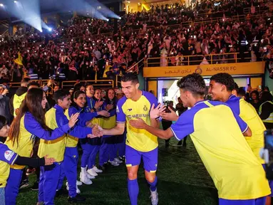 Cristiano Ronaldo memulai petualangannya di Asia dengan bergabung Al Nassr. Ronaldo yang resmi jadi bagian Al Nassr diperkenalkan kemarin dan disambut hangat oleh rekan tim hingga fans. Fans bahkan memenuhi stadion tempat Ronaldo diperkenalkan. (Liputan6.com/IG/cristiano)