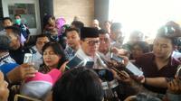 Gubernur Banten Wahidin Halim menjenguk korban ledakan pabrik kembang api (Liputan6.com/ Pramita Tristiawati)