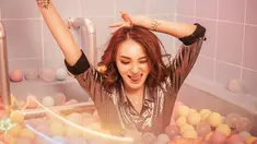 Namanya mulai dikenal publik saat membuat video nyinyir untuk mantan. Tak hanya menjadi selebgram, Revina VT melebarkan sayapnya ke dunia entertainment. Kini ia juga beberapakali menjadi host di acara TV. (Liputan6.com/IG/@scala.snaps)