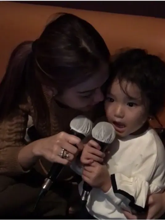 Pedangdut Ayu Ting Ting kembali menjadi perbincangan. Kali ini ibu satu anak itu diduga melanggar Undang-Undang Perlindungan Anak. Hal itu disebabkan melarang mantan suaminya menemui putrinya, Bilqis. (Instagram/ayutingting92)