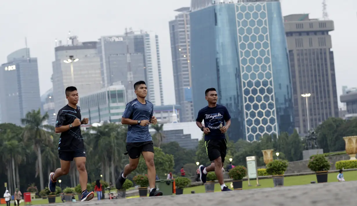Sejumlah warga berlari santai saat olahraga di Kawasan Monumen Nasional, Jakarta, Rabu (13/2). Monas merupakan salah satu lokasi yang kerap dijadikan ruang olahraga bagi warga ibukota. (Bola.com/M. Iqbal Ichsan)