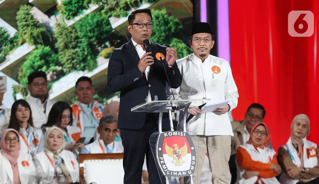 Calon gubernur dan calon wakil gubernur nomor urut 1, Ridwan Kamil-Suswono saat mengikuti debat ketiga Pemilihan Kepala Daerah Jakarta 2024 di Golden Ballroom Hotel Sultan Jakarta, Minggu (17/11/2024). (Liputan6.com/Herman Zakharia)