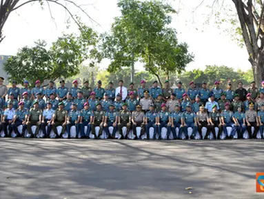Citizen6, Surabaya: Selesai upacara dilanjutkan dengan foto bersama seluruh pejabat TNI dan Polri jajaran Garnisun Tetap III Surabaya. (Pengirim: Budi Abdillah).