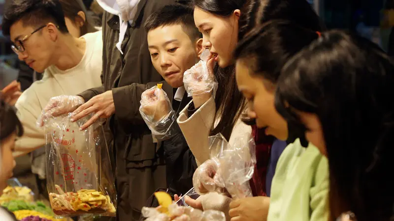 Warga Belanja Kebutuhan Imlek di Taiwan