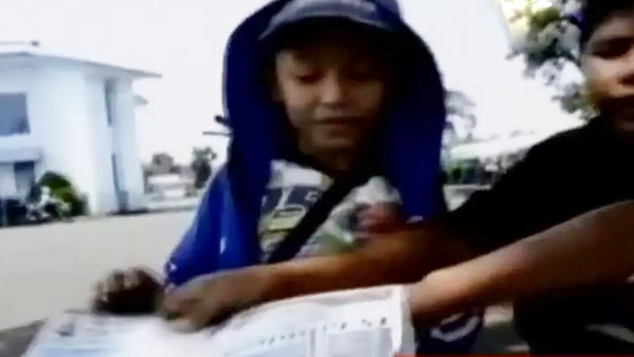 VIDEO: Potret Bocah SD Penjual Koran di Belitung