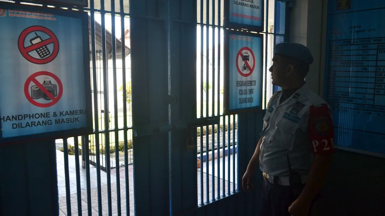 Polsuspas di salah satu Lapas Nusakambangan berjaga di gerbang berjeruji besi blok napi. (Foto: Liputan6.com/Muhamad Ridlo)