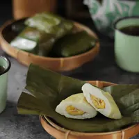 Kue nagasari yang terbuat dari tepung beras ini punya tekstur yang lembut. Ditambah dengan isian daun pisang pun jadi lebih nikmat. (Yun Octavia/Shutterstock.com)