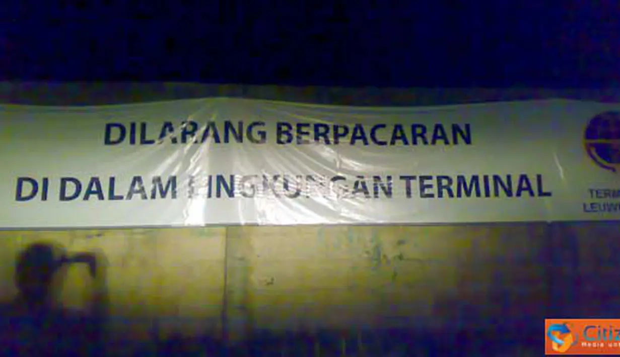 Citizen6, Bogor: Spanduk himbauan larangan berpacaran terpampang diterminal Leuwiliang, Bogor. (Pengirim: Ade Maryadi)