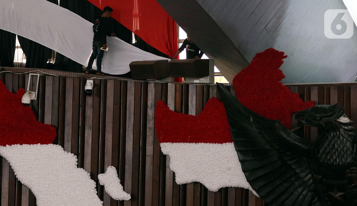 Pekerja mempercantik Ruang Rapat Paripurna I dengan peta Indonesia berwarna merah putih di kompleks Parlemen MPR-DPR RI, Senayan, Jakarta, Rabu (16/10/2019). Ruang paripurna DPR tampak dihias menjelang pelantikan presiden dan wapres terpilih pada 20 Oktober mendatang. (Liputan6.com/Johan Tallo)