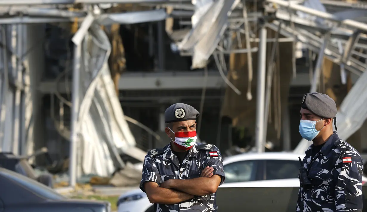 Polisi berjaga selama acara doa bersama untuk memperingati satu bulan pascainsiden ledakan besar di Beirut, Lebanon, 4 September 2020. Pemuka agama Islam dan Kristen beserta warga mengadakan doa bersama dekat silo-silo gandum yang hancur di Pelabuhan Beirut. (Xinhua/Bilal Jawich)