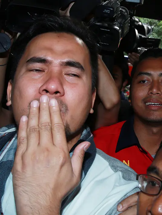 Rolan memastikan bahwa kliennya pria normal. Karena sebelumnya ia telah menikah dengan Dewi Perssik dan berakhir cerai. Setelah itu menikah lagi dengan Virginia, yang meninggal akibat kecelakaan. (Deki Prayoga/Bintang.com)