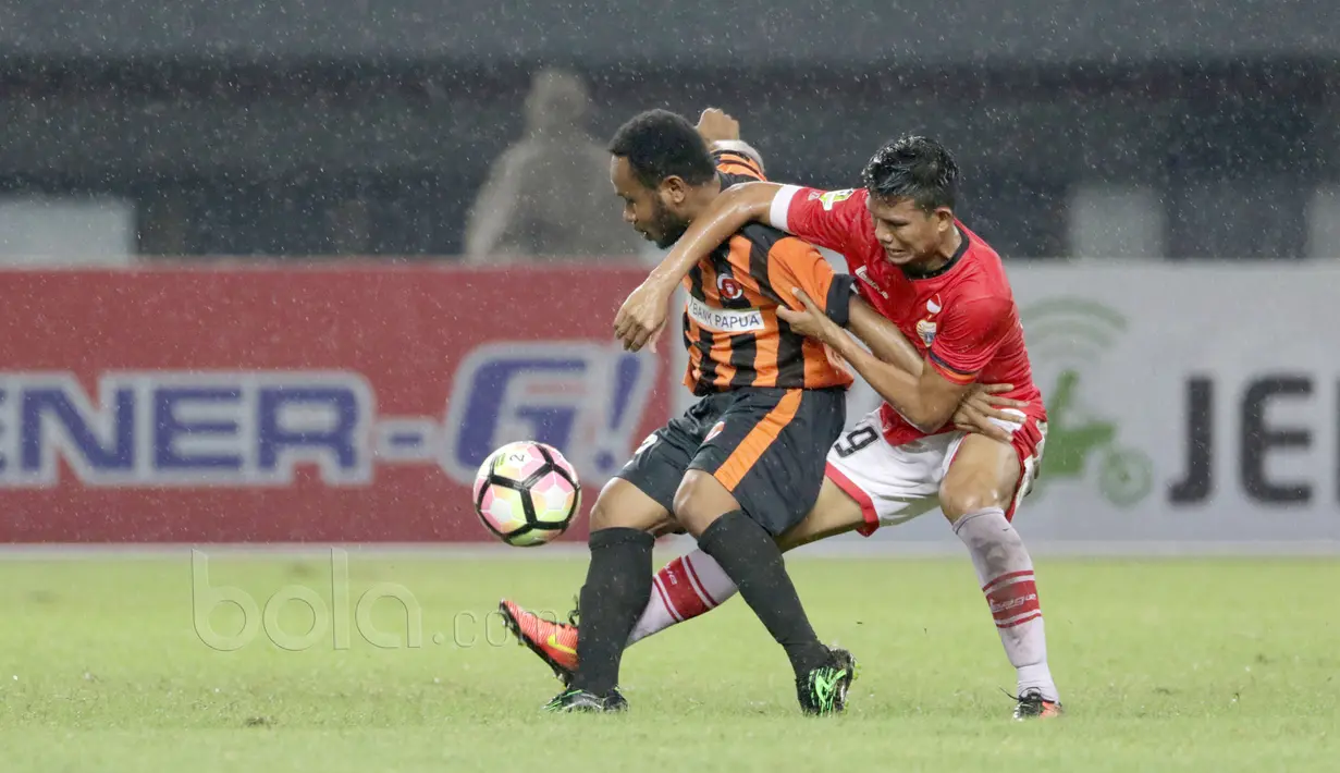 Pemain Perseru Serui, Lucas Mendowen (kiri) berusaha melewati adangan para pemain Persija Jakarta, Sandi Sute pada laga Liga 1 2017 di Stadion Patriot, Bekasi, Selasa (13/6/2017). Persija menang 3-0. (Bola.com/Nicklas Hanoatubun)