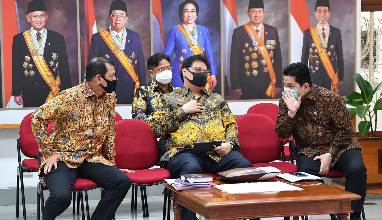 Menko Perekonomian Airlangga Hartarto (kedua kanan) berbincang dengan Kepala BNPB Letjen TNI Doni Monardo (kiri) dan Menteri BUMN Erick Thohir (kanan) sebelum memberikan keterangan pers di Kantor Presiden, Jakarta, Senin (20/7/2020). (ANTARA FOTO/Sigid Kurniawan/POOL)