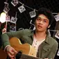 Dijumpai di Kantor Starvision, kawasan Cempaka Putih, Jakarta Pusat, Rabu (16/12/2015), Mikha Angelo menjelaskan konsep video klip ‘Mungkin’. Bersama dua saudaranya, Mikha mengisahkan cerita Ernest dengan bermain gitar. (Deki Prayoga/Bintang.com)